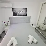 דירה Modern 3 Bedroom Luxury In טורמולינוס