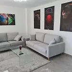 דירה Modern 3 Bedroom Luxury In טורמולינוס