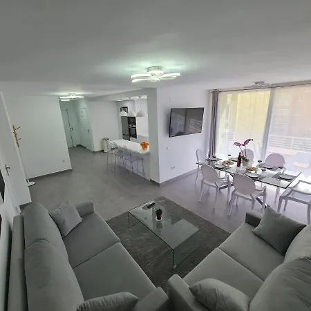 Modern 3 Bedroom Luxury In Apartment *